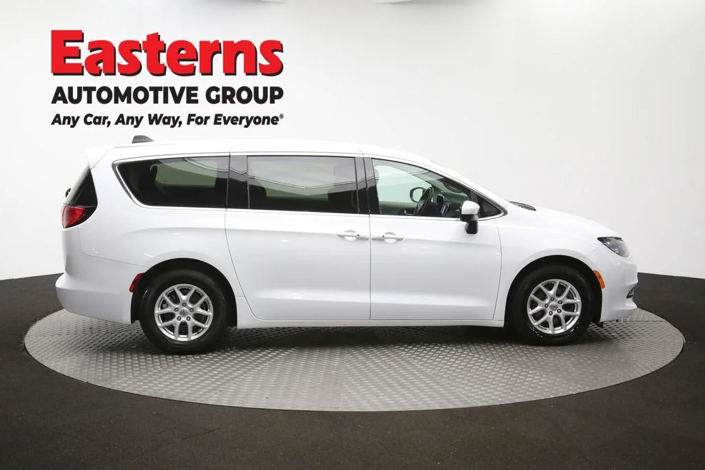 Used 2022 White Chrysler LX image 43