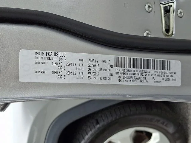 Used 2018 Silver Jeep Latitude image 30