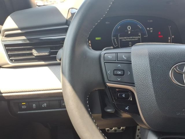 Used 2025  Toyota SE image 18