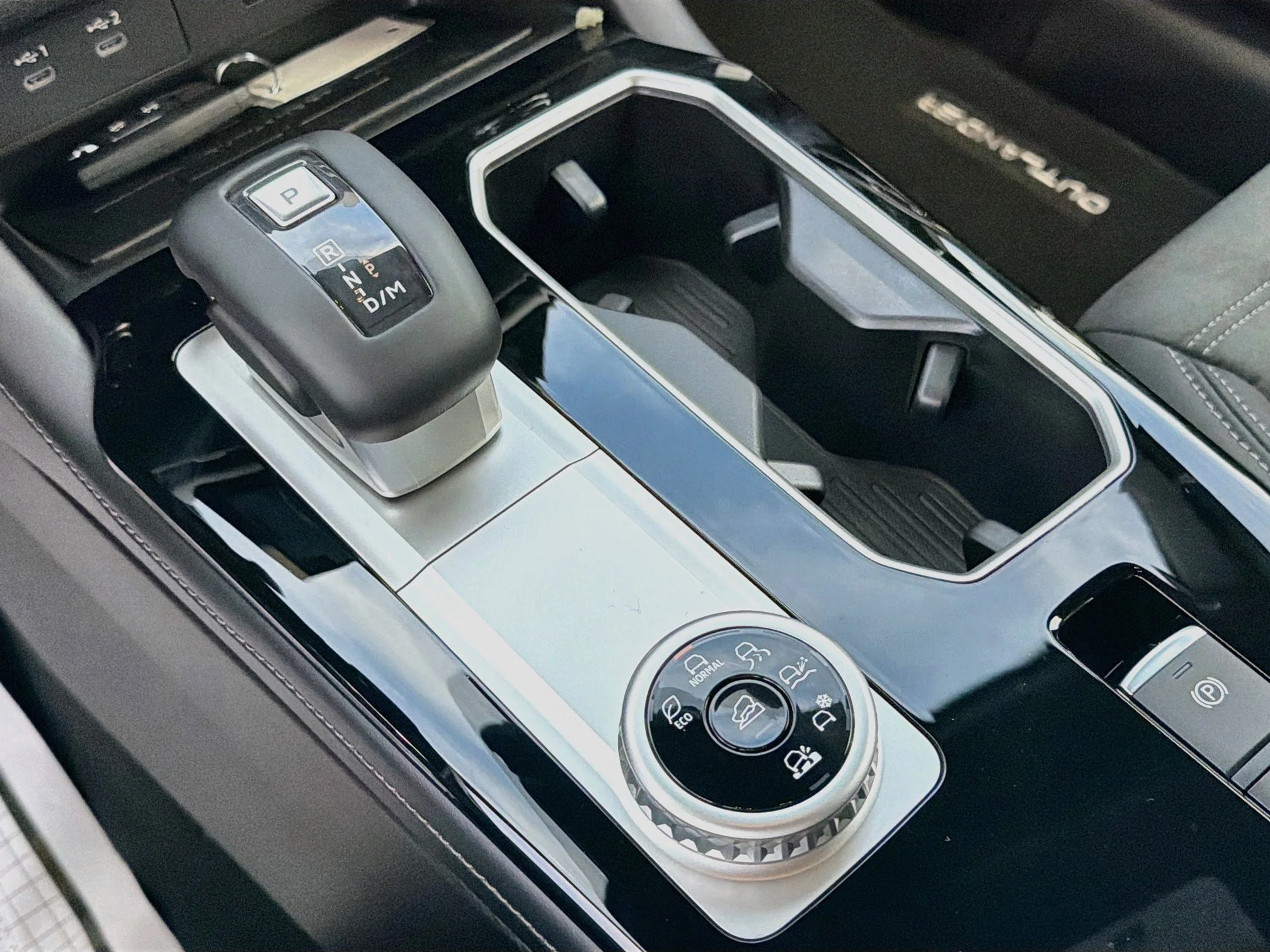 New 2026 Graphite Gray Mitsubishi LE image 16