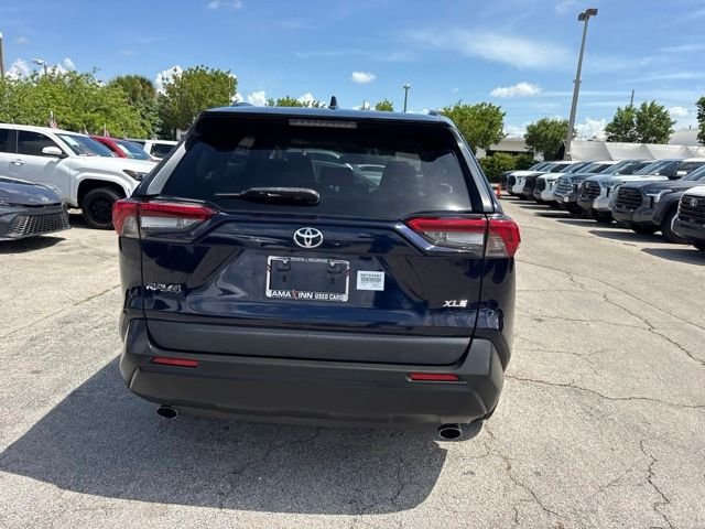 Used 2019  Toyota XLE image 13