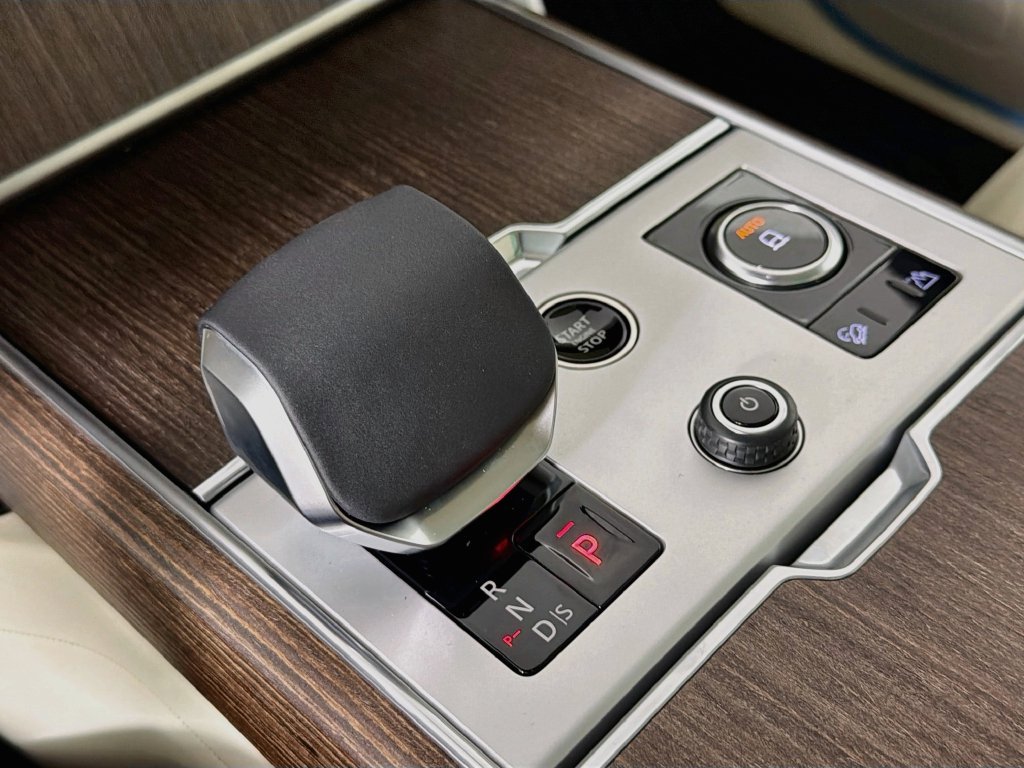 New 2027 Fuji White Land Rover SE image 17