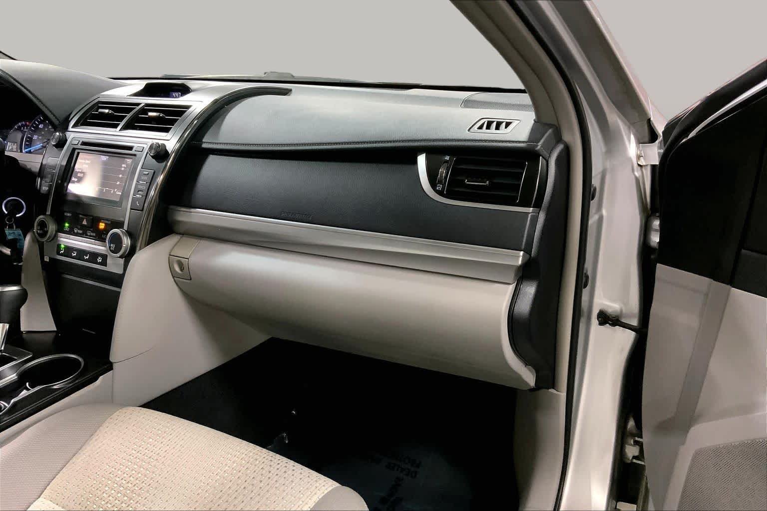 Used 2014 Classic Silver Metallic Toyota LE image 19