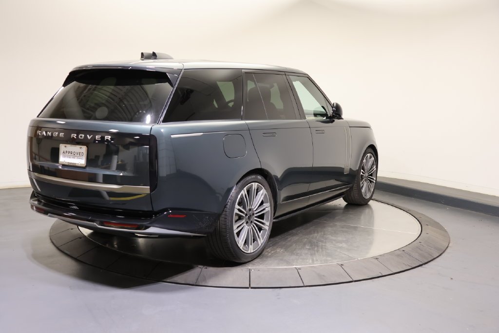 Certified Used 2026 Belgravia Green Metallic Land Rover SE image 5