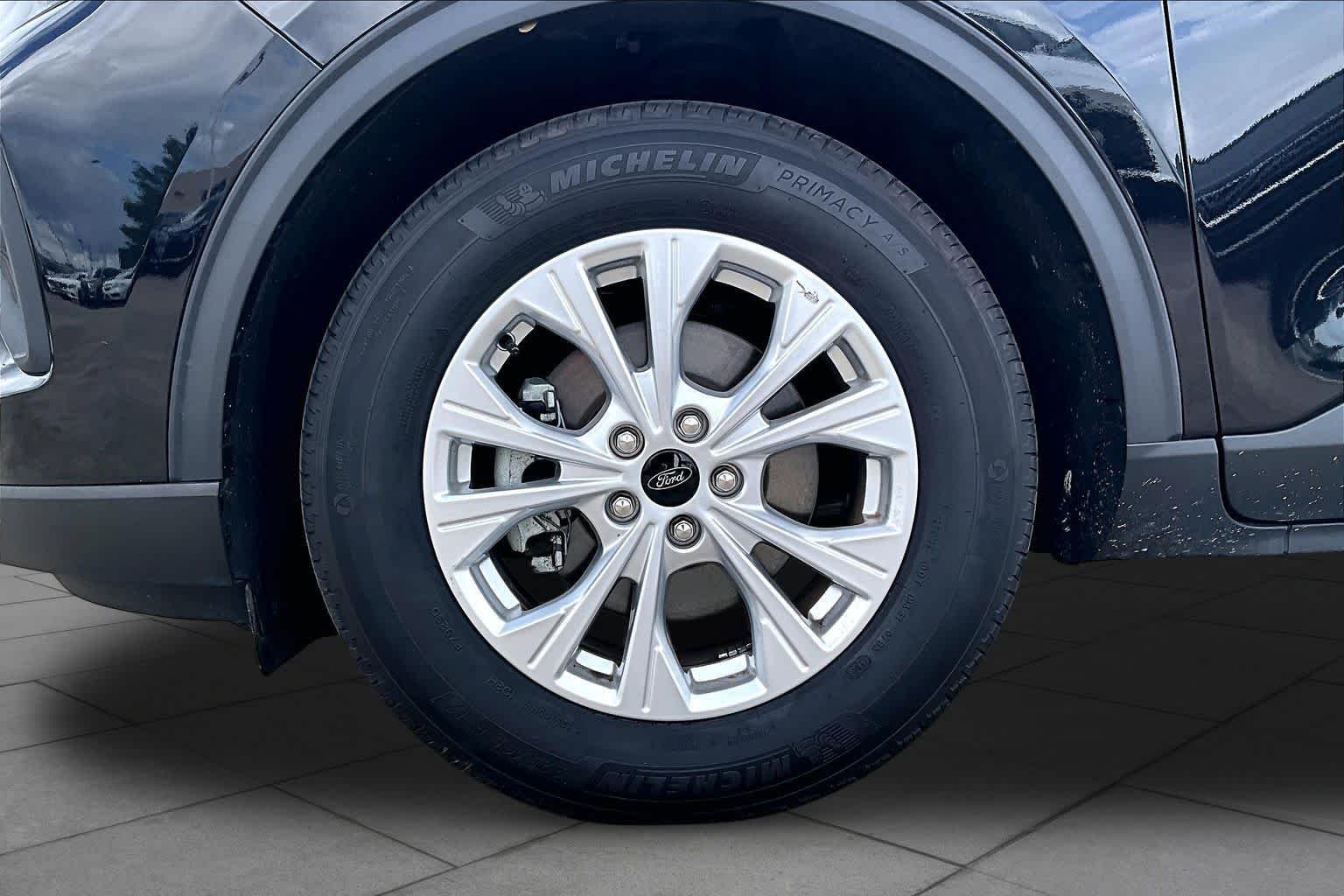 Used 2025 Agate Black Metallic Ford Active image 9