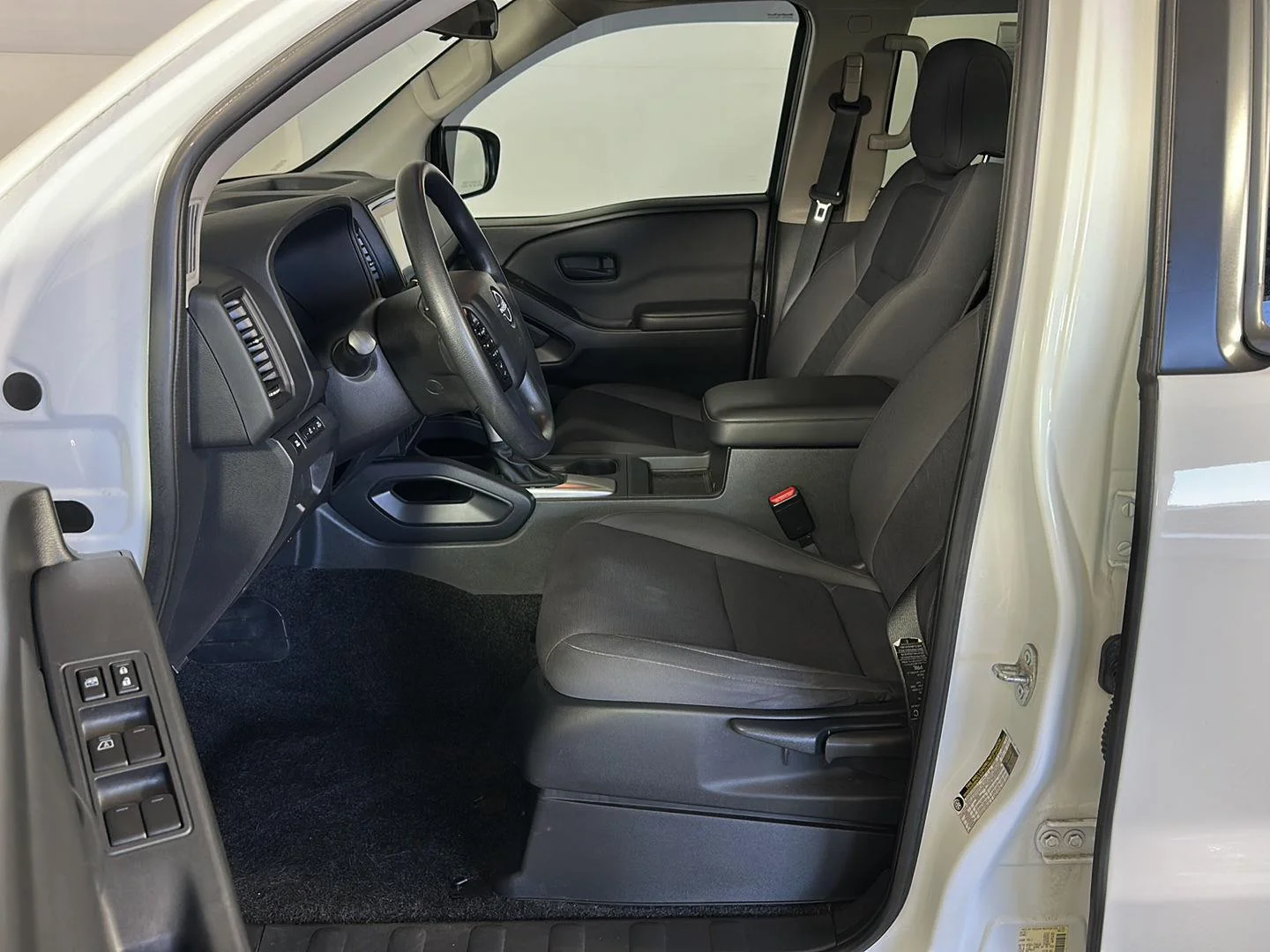 Used 2022 Glacier White Nissan S image 7