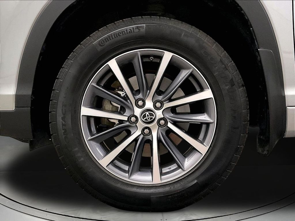 Used 2018 Silver Toyota XLE image 12