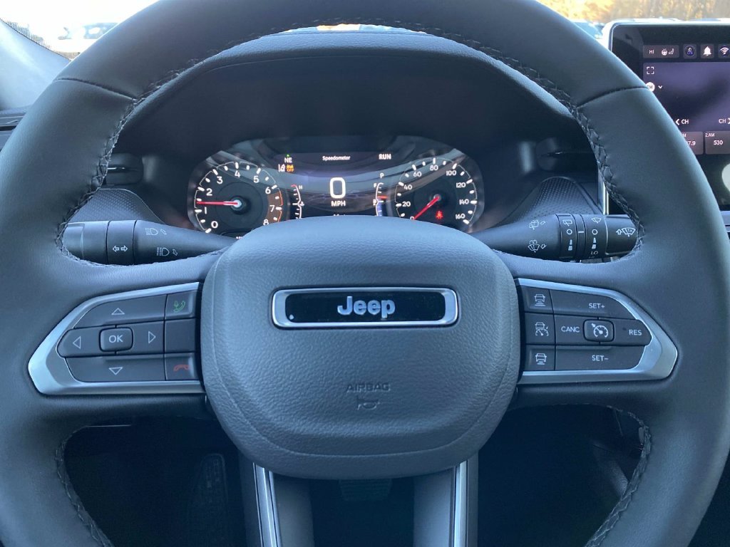 New 2026 Diamond Black Crystal Pearl-Coat Exterior Paint Jeep Limited image 12