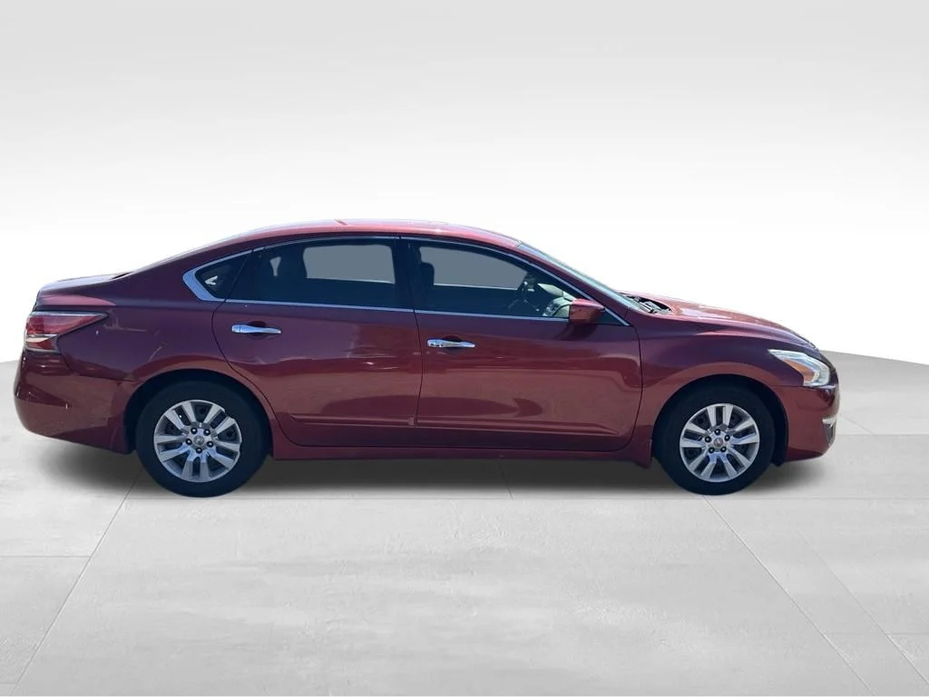 Used 2015 Red Nissan 2.5 S image 7