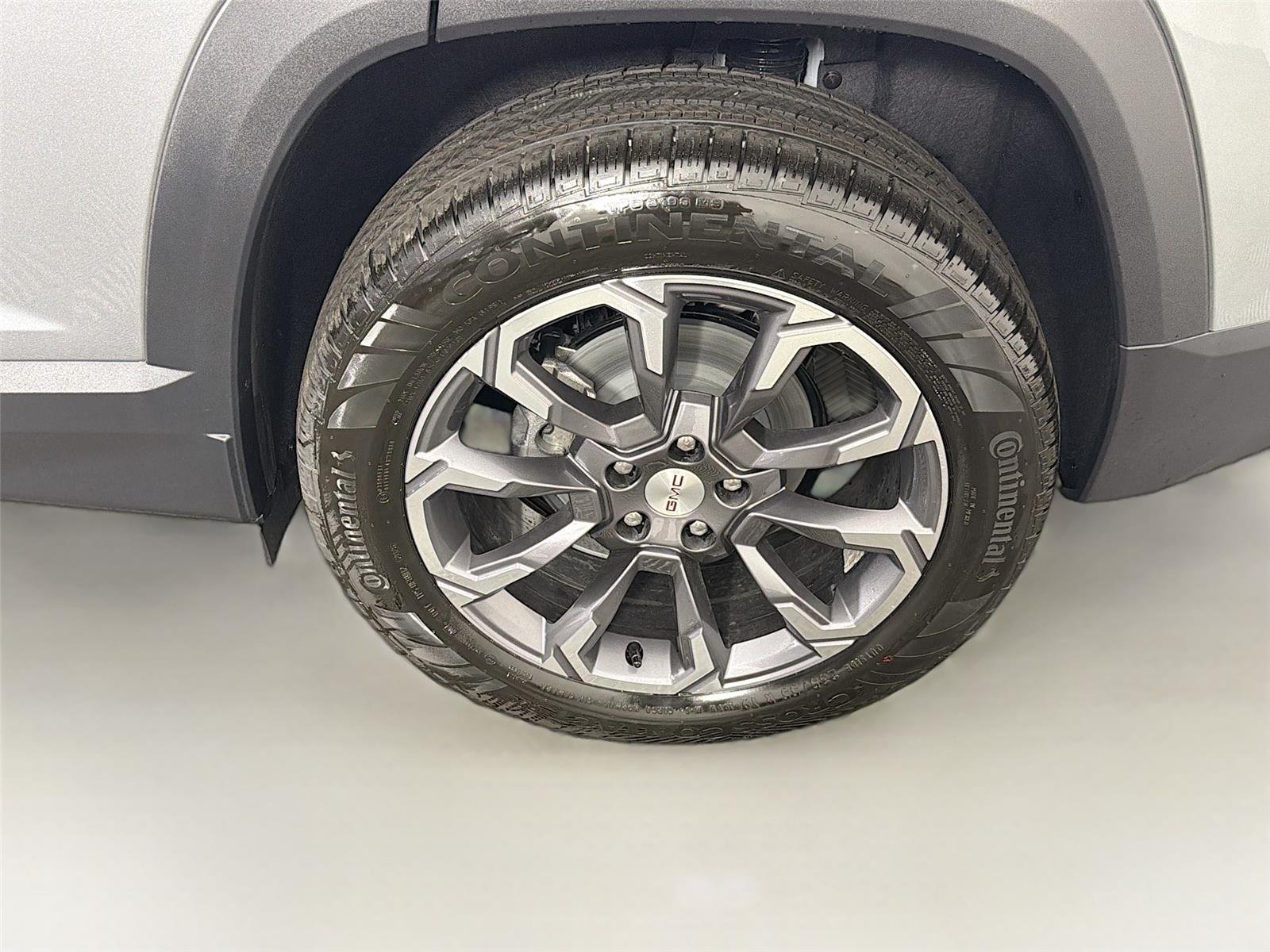 New 2027 Sterling Metallic GMC AWD Elevation image 36
