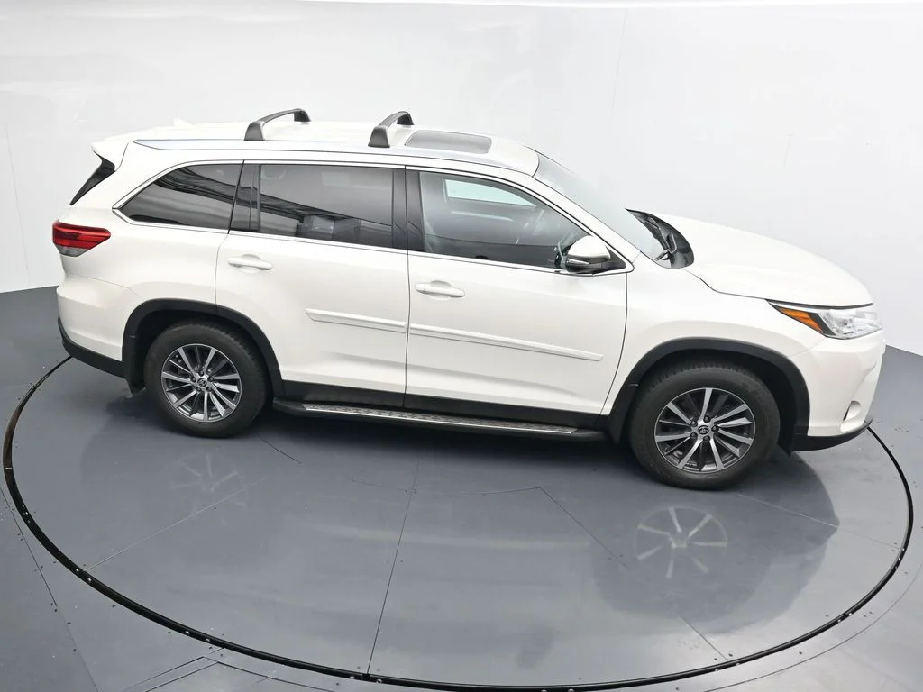 Used 2019 White Toyota XLE image 29