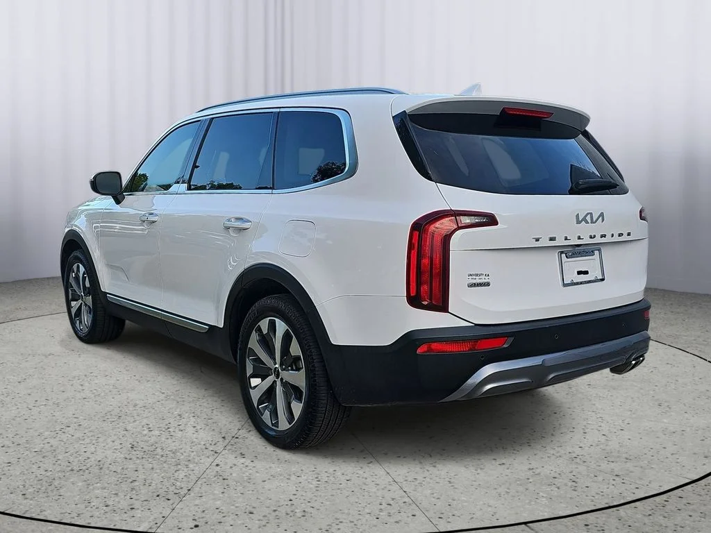 Used 2022 White Kia S image 5