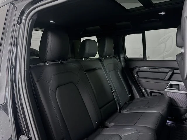 Used 2024  Land Rover S image 27