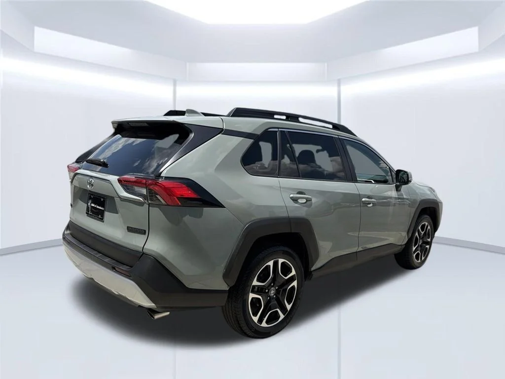 Used 2020  Toyota Adventure image 7