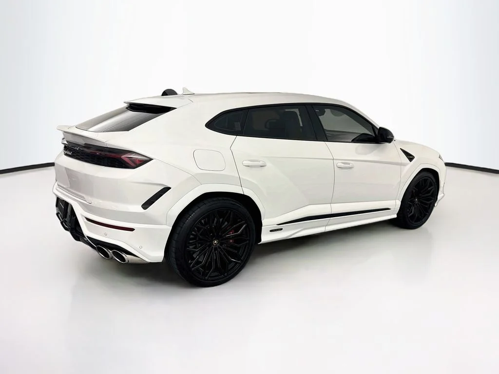Used 2025 White Lamborghini SE image 5