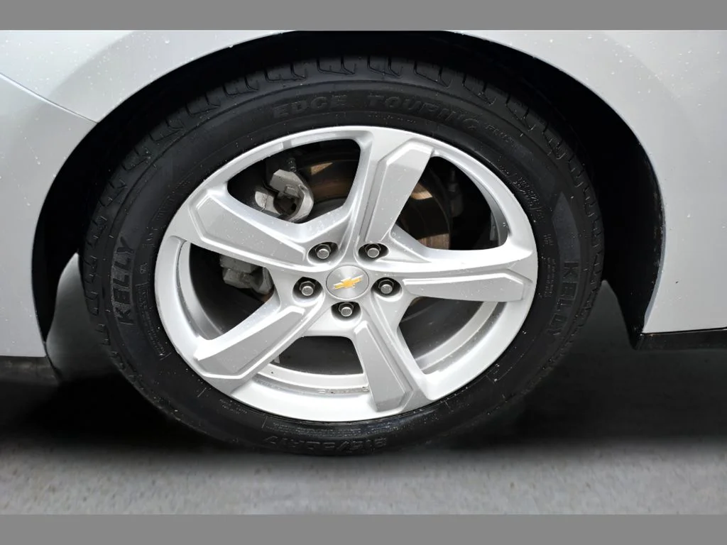 Used 2018 Silver Ice Metallic Chevrolet LT image 14
