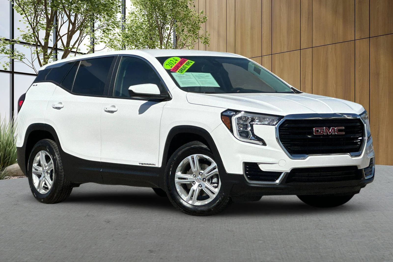 Used 2024 Summit White GMC SLE image 2