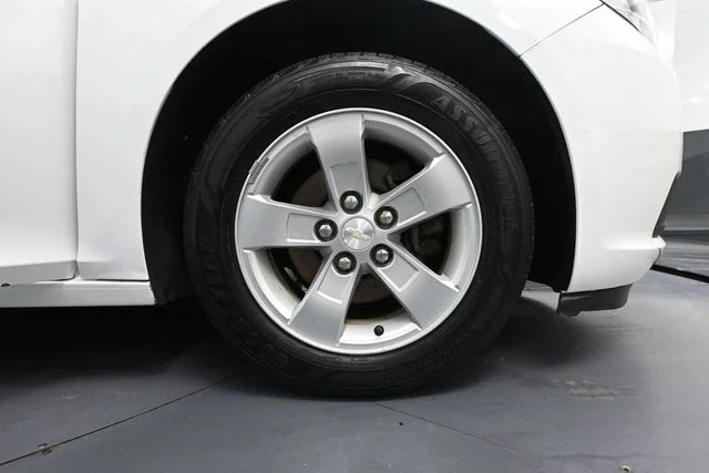 Used 2013 White Chevrolet LS image 11
