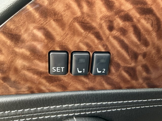 Used 2020 Blue Nissan SL image 31