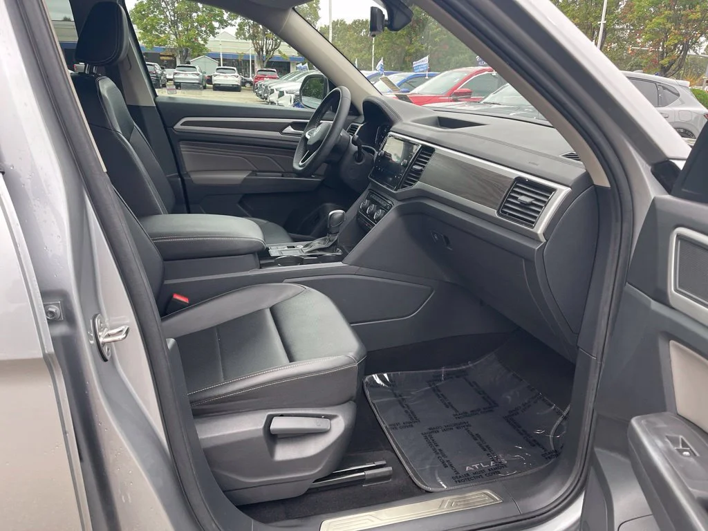 Used 2022 Silver Volkswagen 3.6L V6 SE w/Technology image 16