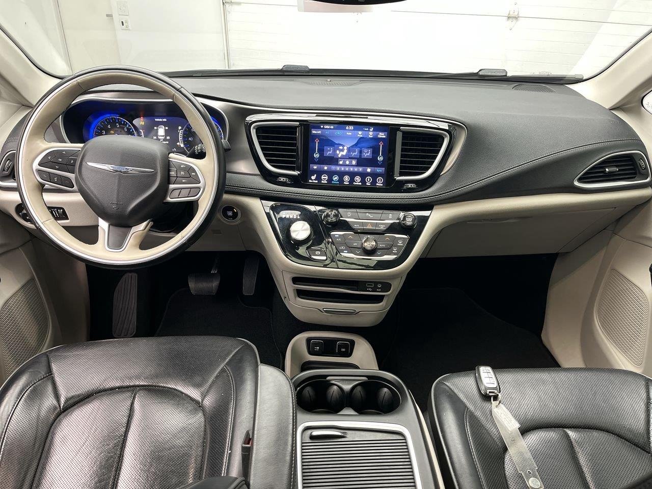 Used 2018 Billet Silver Metallic Clearcoat Chrysler Limited image 4