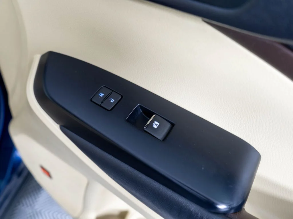 Used 2015 Blue Toyota Limited Platinum V6 image 9