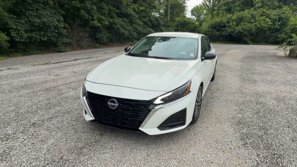 Used 2025 White Nissan 2.5 SV image 3