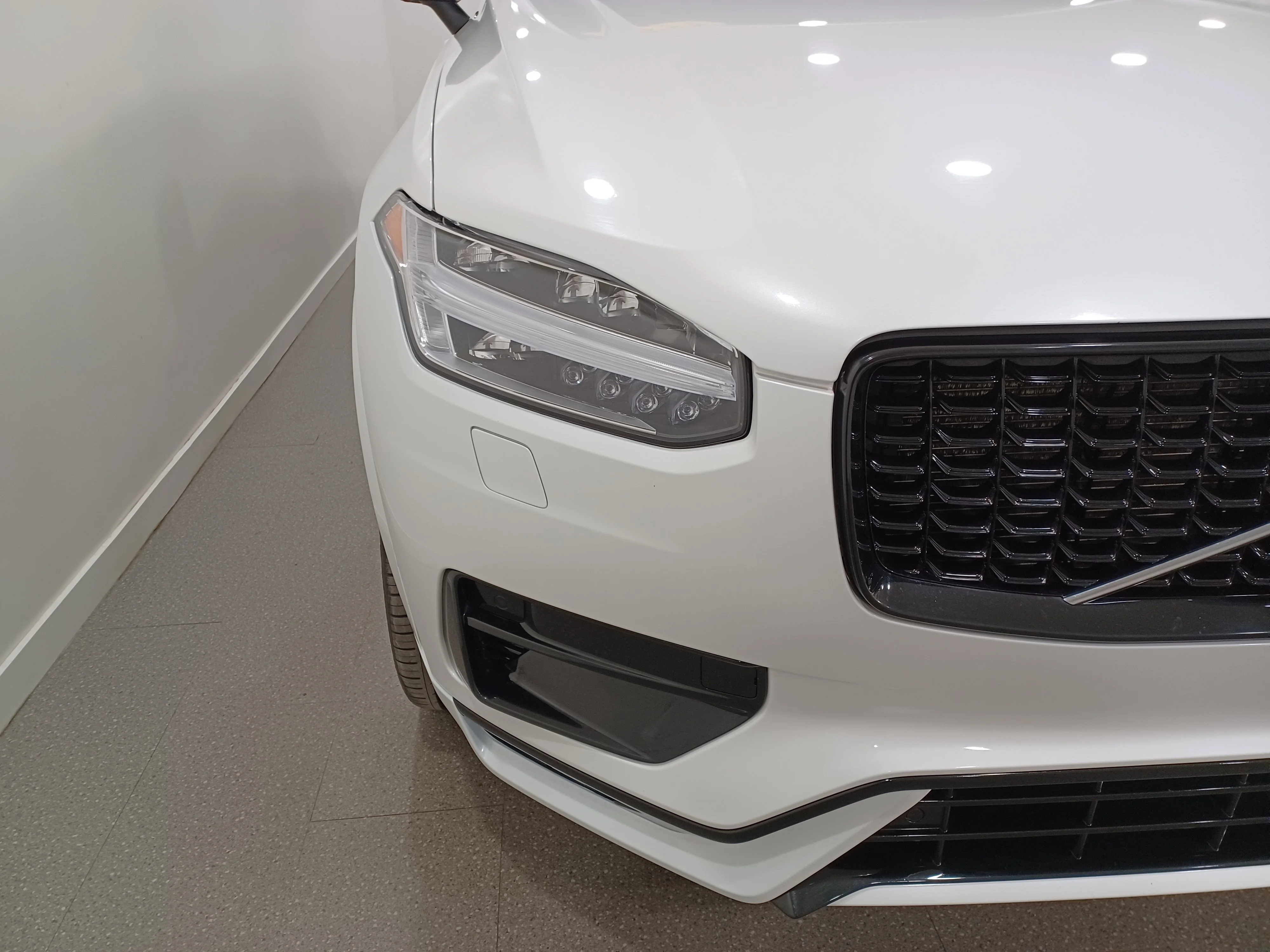 Certified Used 2022 Ice White Volvo T6 R-Design* 7 Pass | Adaptive Cruise | Heads Up Dsp | Nav | 360 Cam | Pano Roof | Htd Wheel image 4