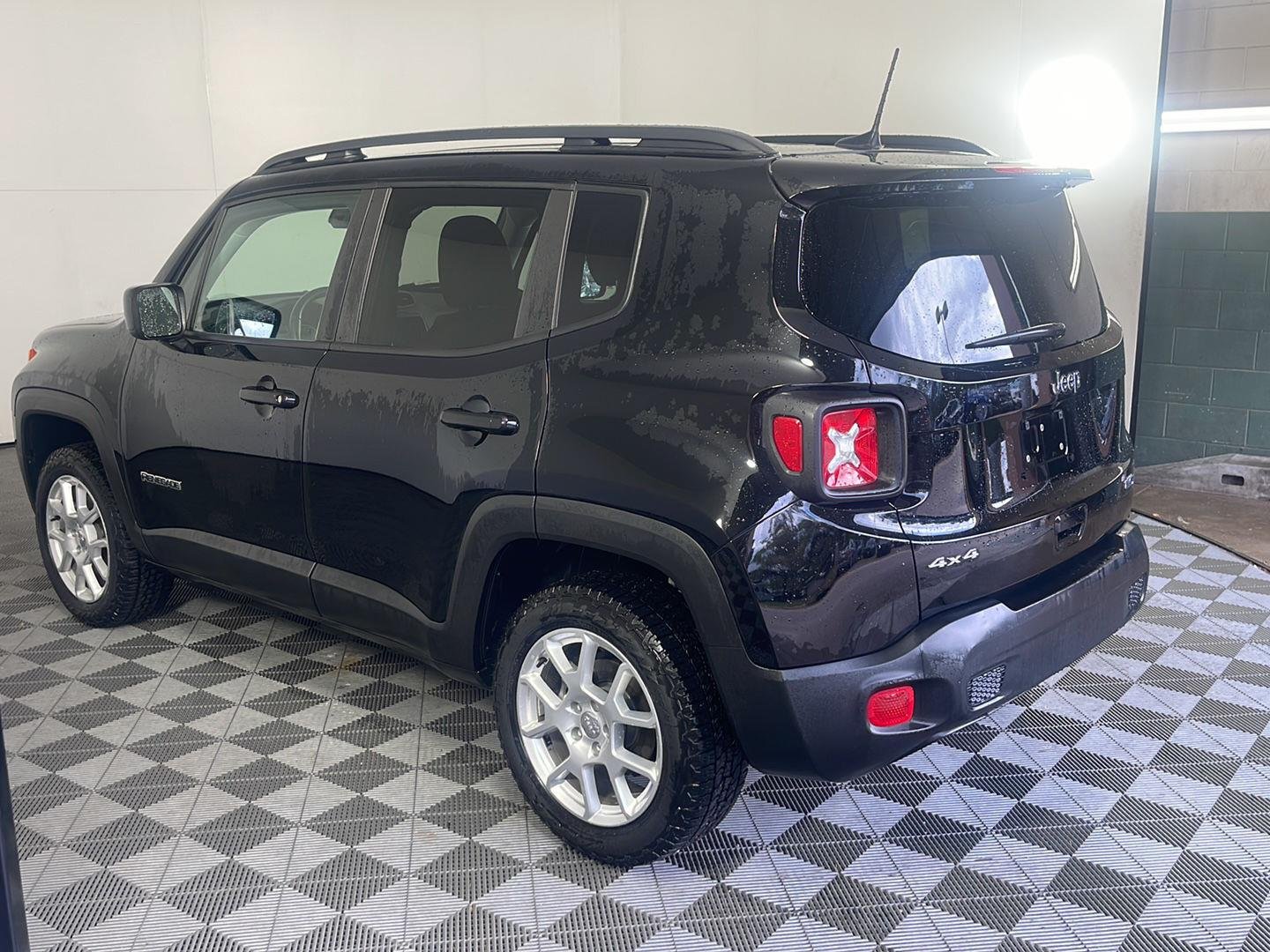 Used 2023 Black Clearcoat Jeep Latitude image 14
