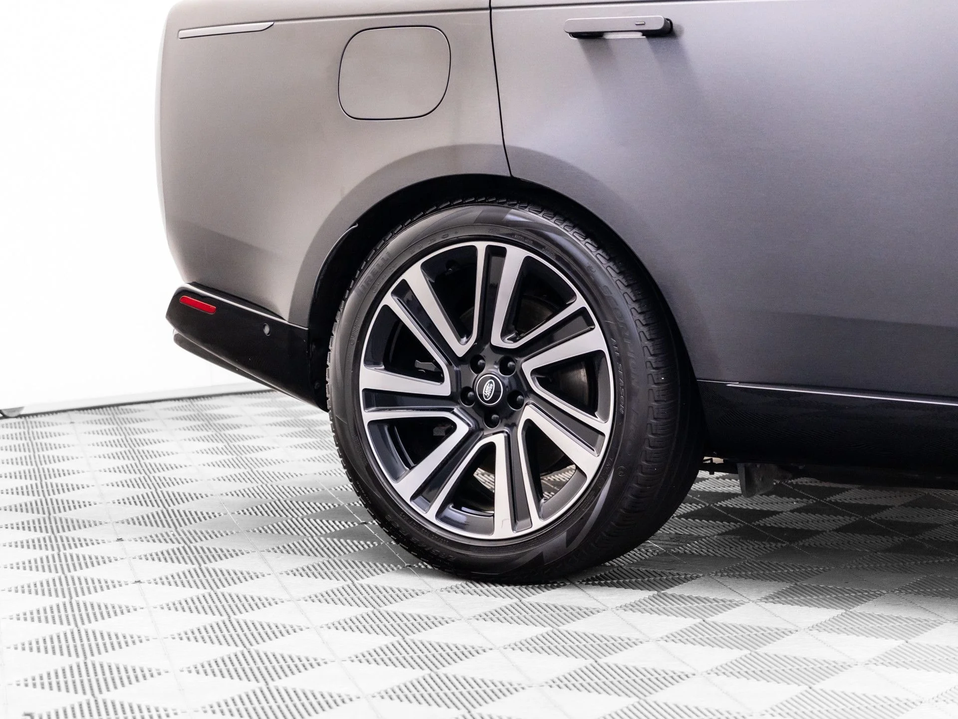 Used 2023  Land Rover Autobiography image 33