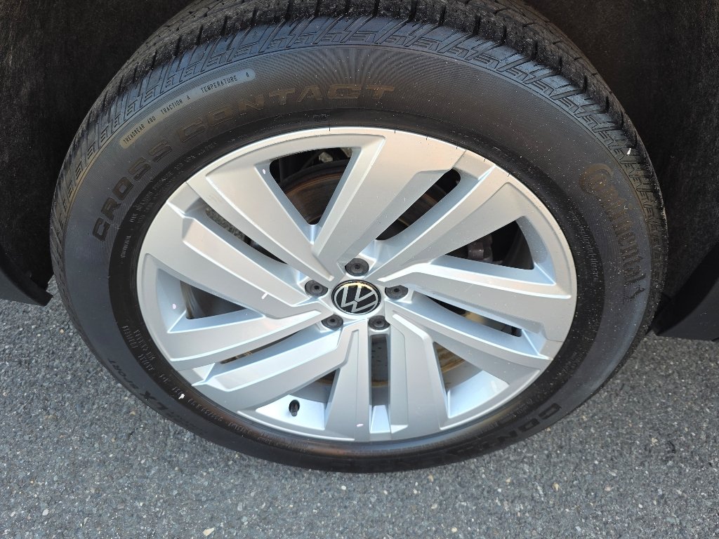 Used 2021 Deep Black Volkswagen SEL image 28