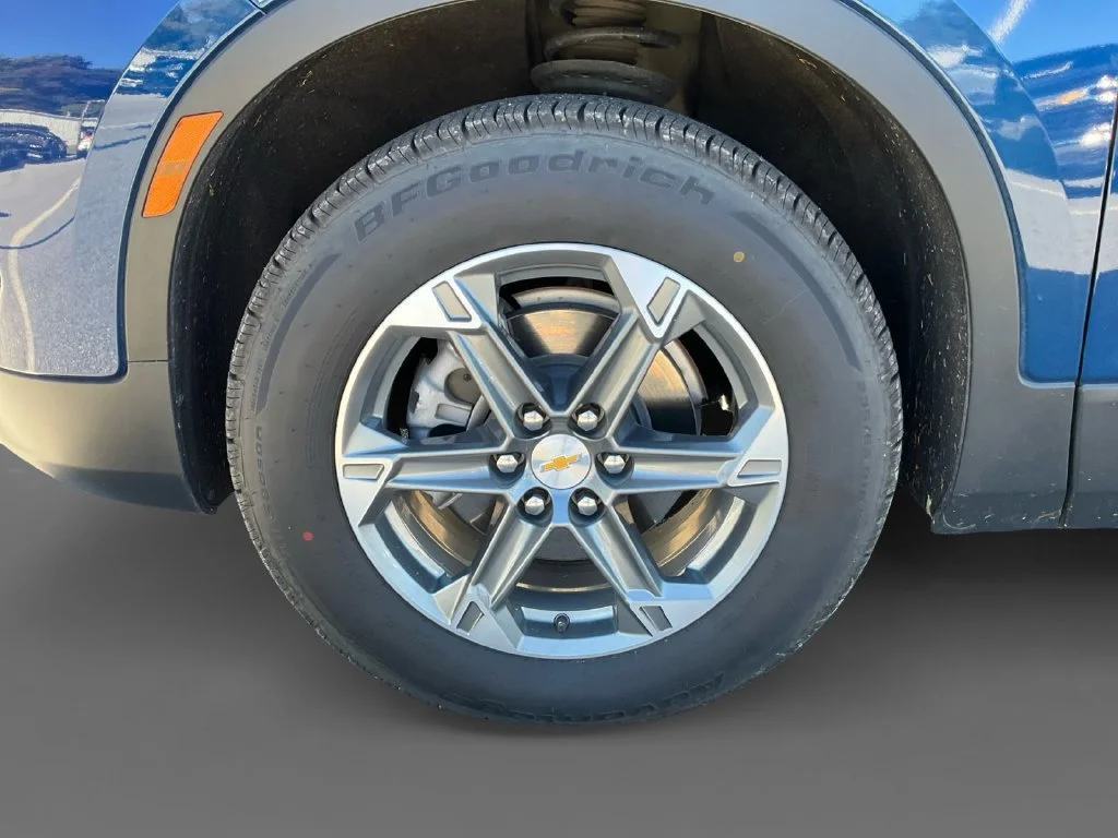 Used 2023 BLUE GLOW METALLIC Chevrolet LT image 11