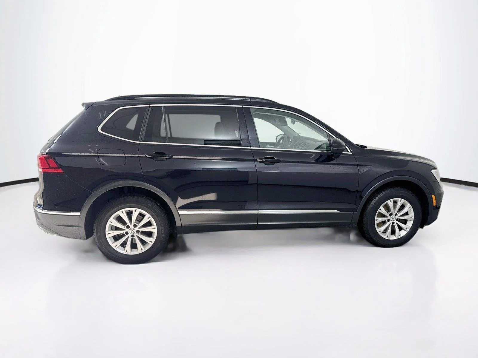 Used 2018 Deep Black Pearl Metallic Volkswagen SE image 8
