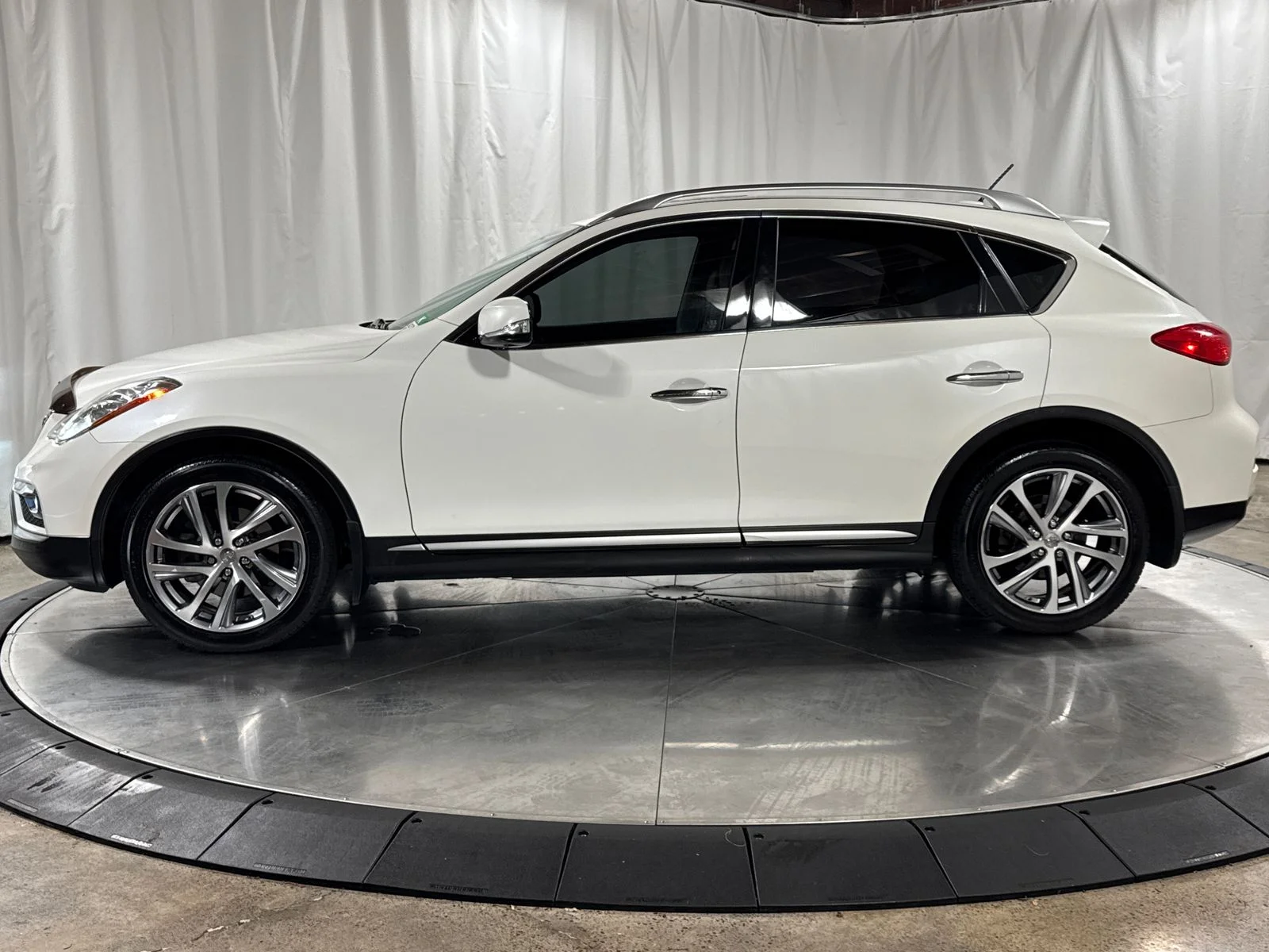 Used 2017 White INFINITI Base image 8