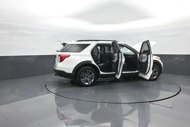 Certified Used 2022 White Metallic Ford XLT image 9