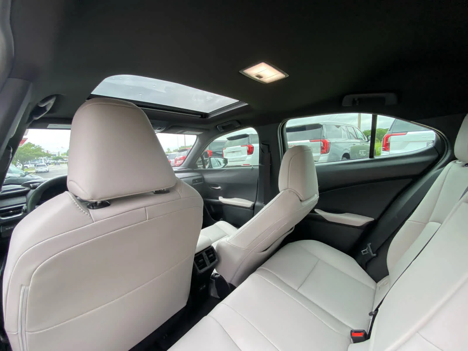 Used 2025  Lexus UX 300h image 23