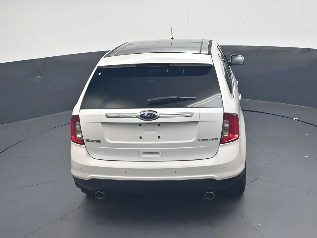 Used 2011 White Platinum Clearcoat Metallic Ford Limited image 35