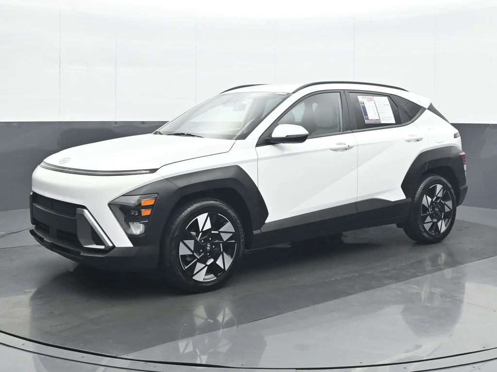 Used 2025 White Hyundai SEL image 2