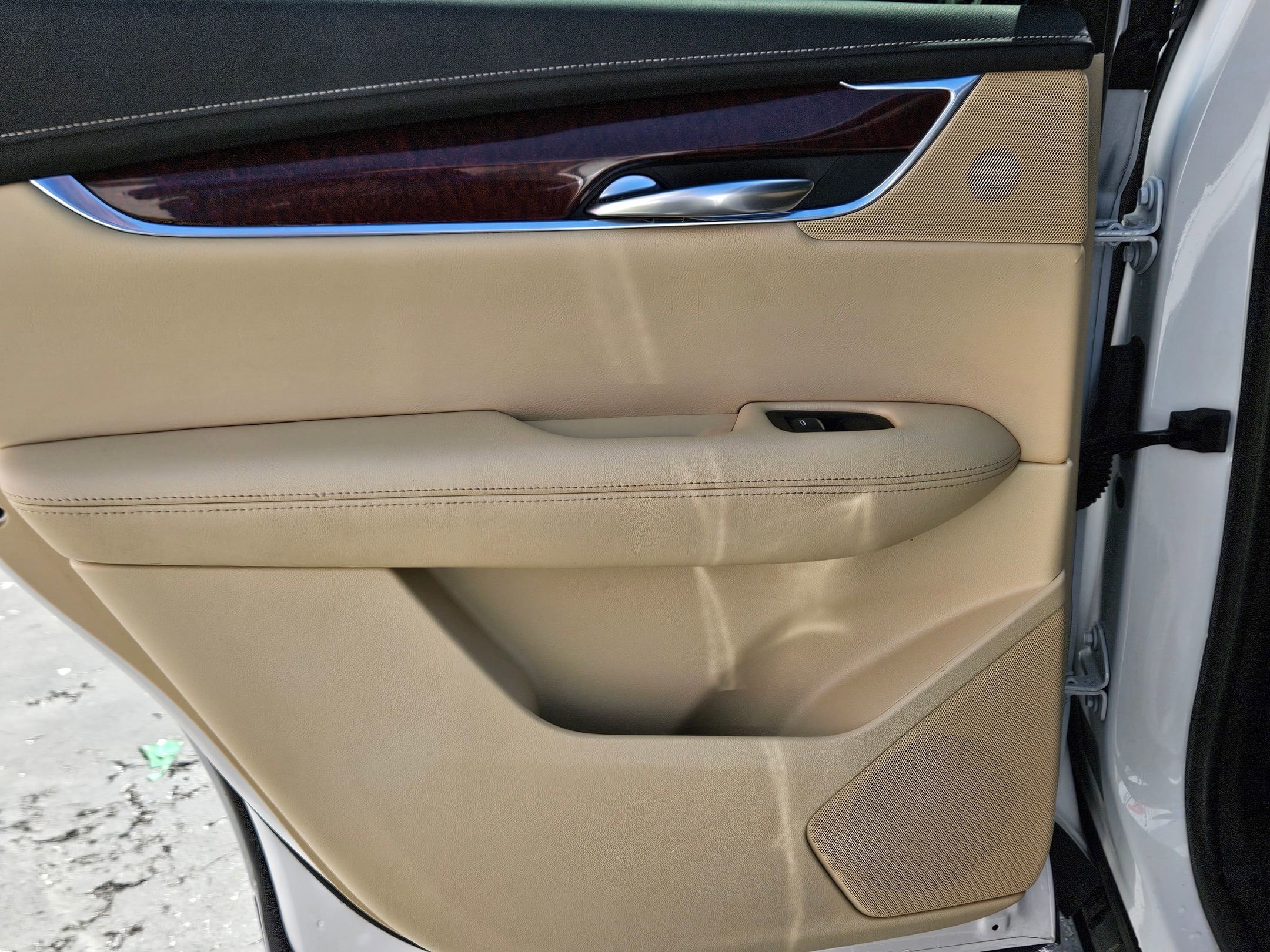 Used 2019 Crystal White Tricoat Cadillac Luxury FWD image 22