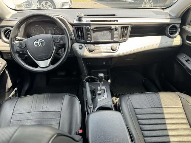 Used 2018 Silver Toyota XLE image 18