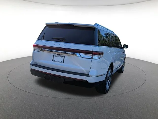 Used 2024 White Lincoln Reserve image 3