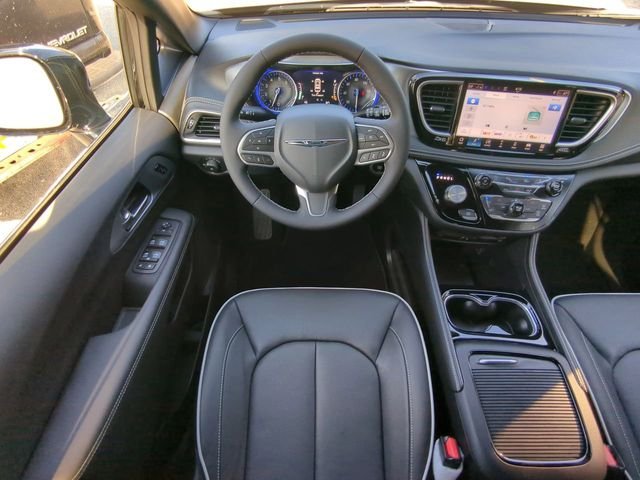 New 2026 Diamond Black Crystal Pearl-Coat Exterior Paint Chrysler Limited image 22