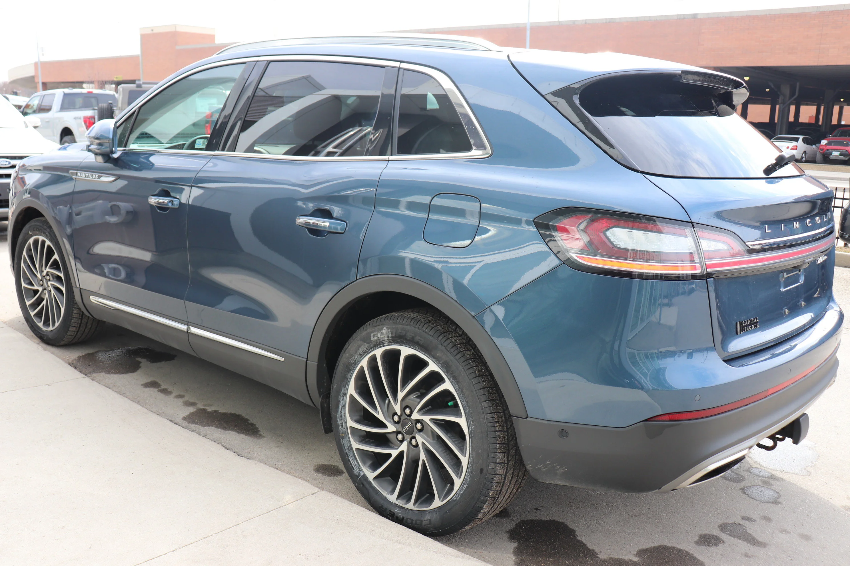 Used 2019 Blue Lincoln Reserve image 4