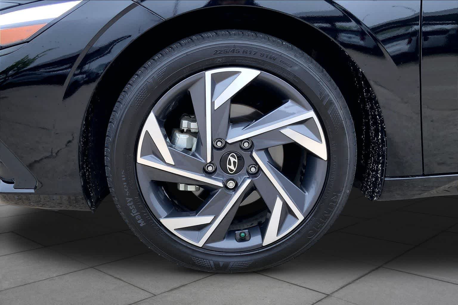 Used 2025 Abyss Black Hyundai SEL Sport image 11