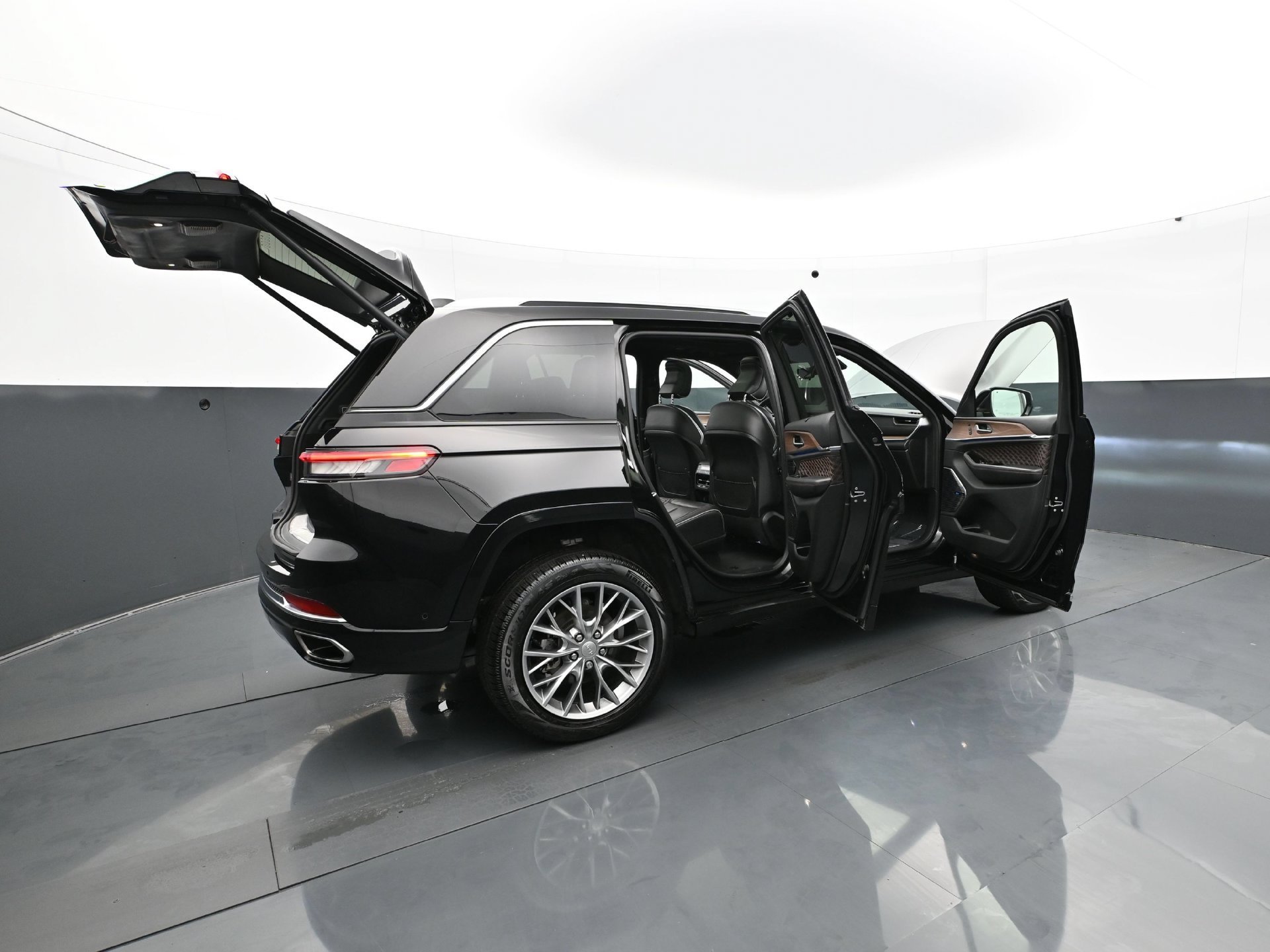 Used 2023 Diamond Black Crystal Pearlcoat Jeep Summit image 38