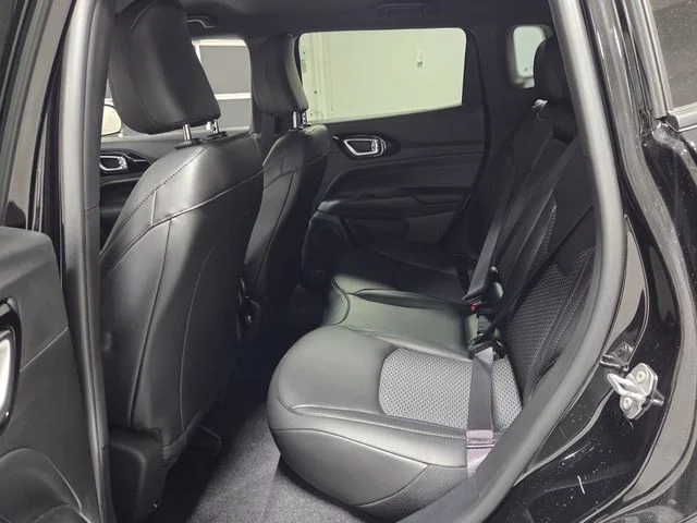 New 2026 Diamond Black Crystal Pearlcoat Jeep Latitude image 6