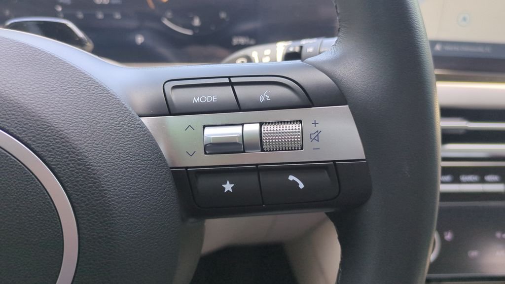 Used 2025 Green Hyundai SEL Convenience image 22