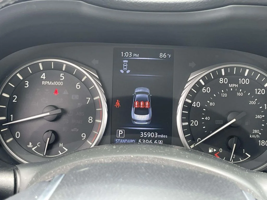 Used 2023 White INFINITI LUXE image 20