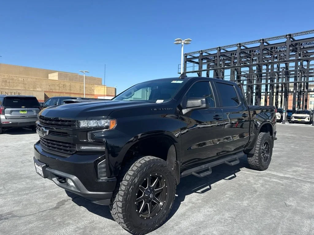 Used 2020 BLACK Chevrolet RST image 1