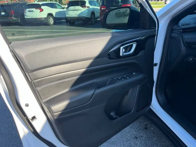 New 2026 Bright White Clearcoat Jeep Latitude image 5